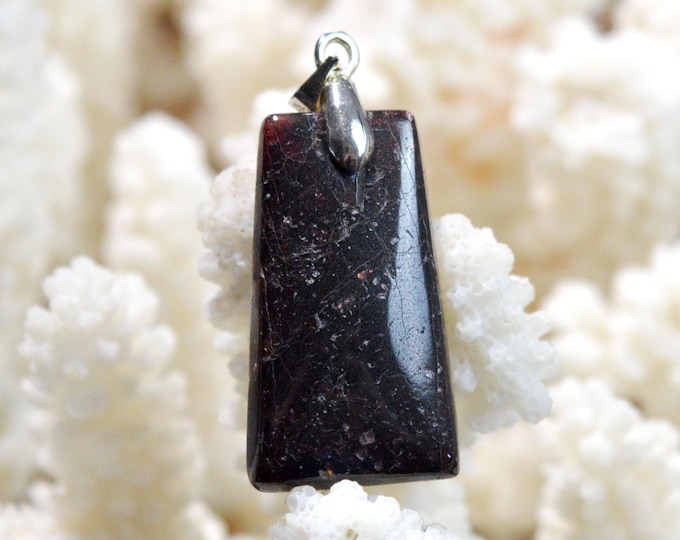 38-carat Rhodolite Garnet - natural stone cabochon pendant - Mozambique / GC99