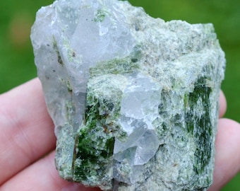 Chrome diopside & quartz 155 grams - Araçuaí, Minas Gerais, Brazil