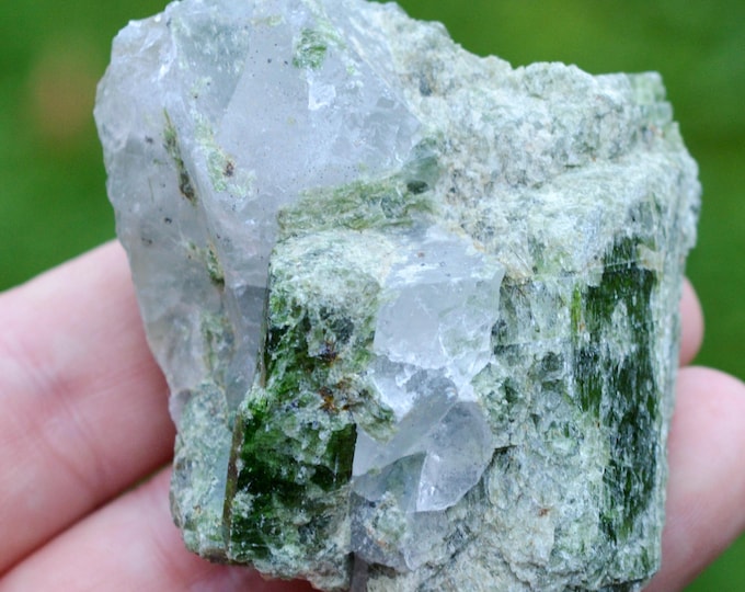 Chrome diopside & quartz 155 grams - Araçuaí, Minas Gerais, Brazil