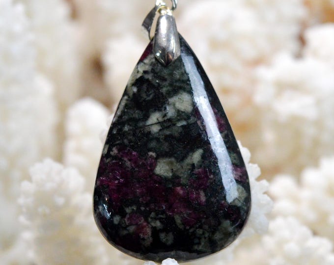 55 carat Eudialyte - natural stone cabochon pendant - Russia / FY63