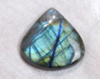 Labradorite 111 carats - natural stone cabochon - Madagascar / FJ79