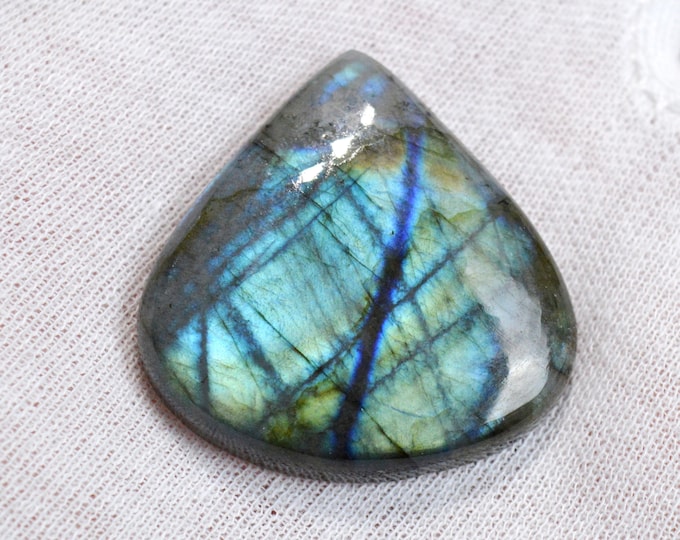 Labradorite 111 carats - natural stone cabochon - Madagascar / FJ79