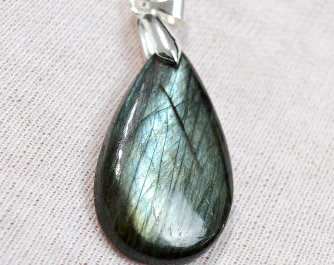 39-carat Labradorite - natural stone cabochon pendant - Madagascar / GC66