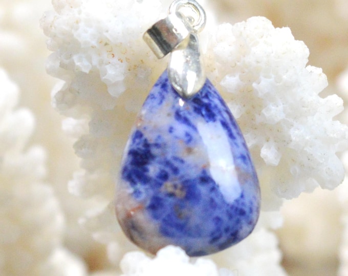 10-carat Sodalite - natural stone cabochon pendant - Namibia / FX37