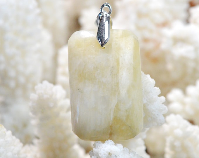 45 carat yellow moonstone - natural stone cabochon pendant - Madagascar / FM90