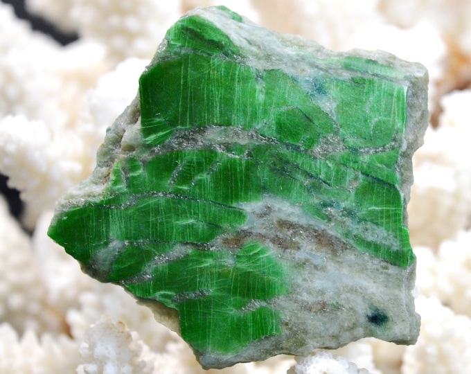 Slice - Jade Omphacite var. omphacite chrome 52 grams - Pellice Valley, Metropolitan City of Turin, Piedmont, Italy