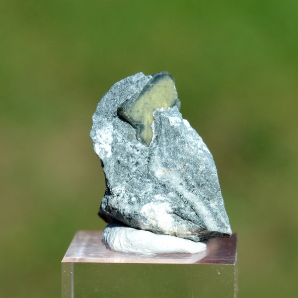 Narsarsukite 4 grams - Poudrette quarry, Mont Saint-Hilaire, La Vallée-du-Richelieu RCM, Montérégie, Quebec, Canada