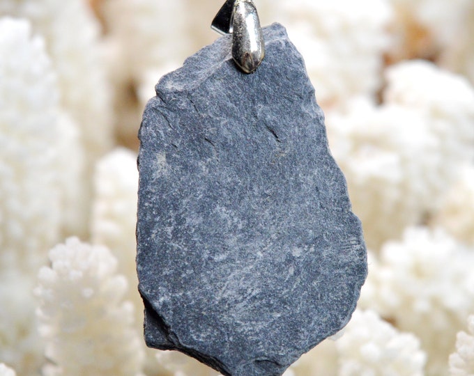 61-carat blue slate - natural stone pendant - Nozay, France // CN8