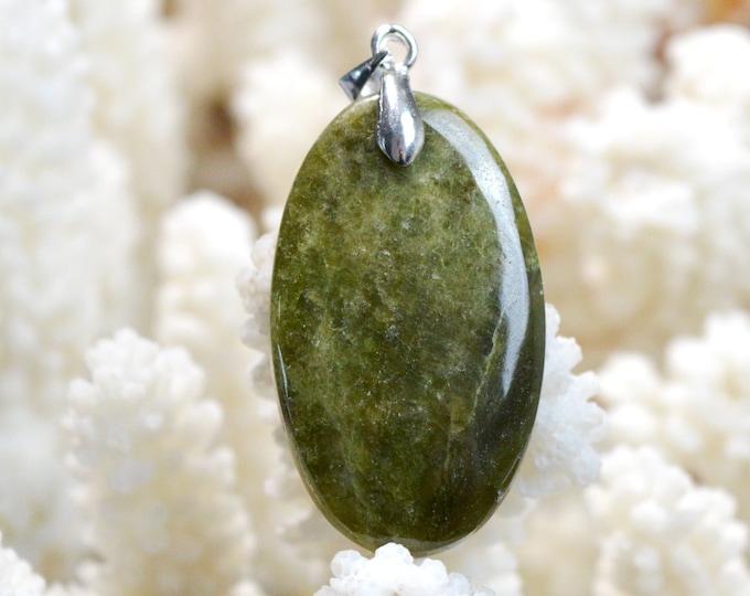 Vesuvianite 45 carats - natural stone cabochon pendant - Canada / EK11