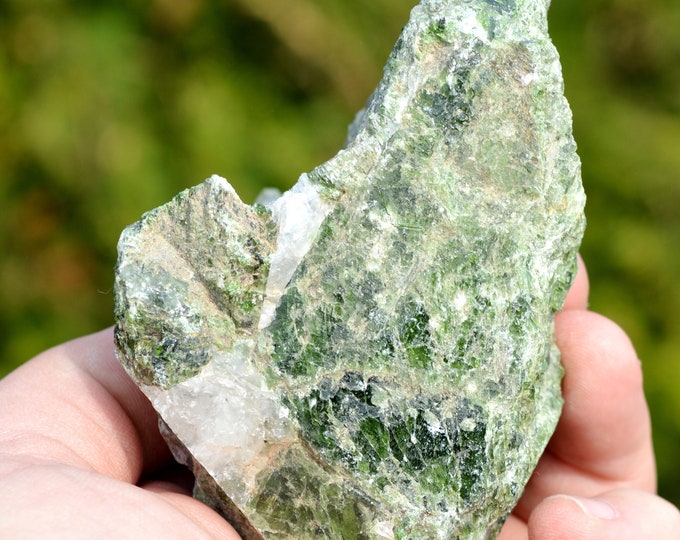 Chrome diopside & quartz - 538 grams - Araçuaí, Minas Gerais, Brazil