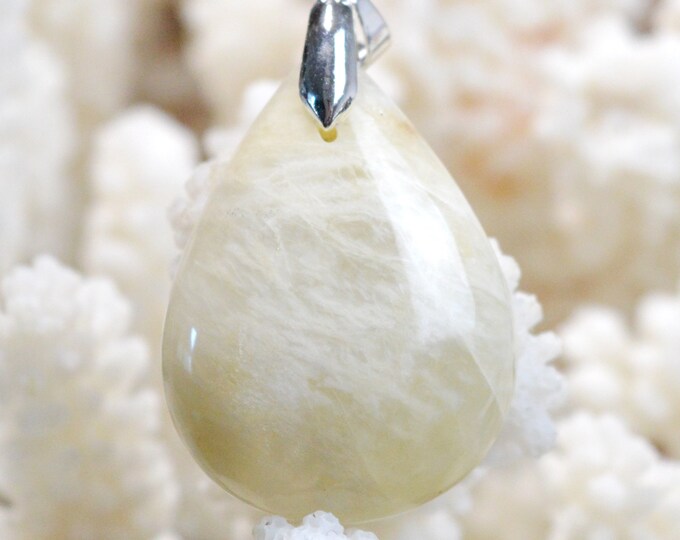47 carat yellow moonstone - natural stone cabochon pendant - Madagascar / FM82