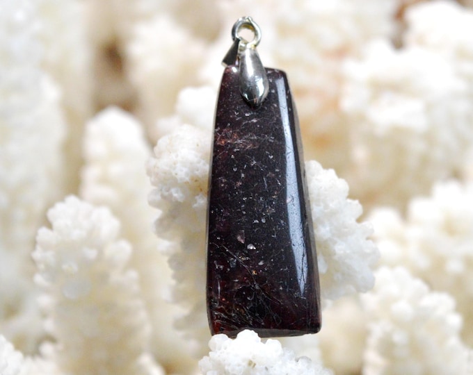 35-carat Rhodolite Garnet - natural stone cabochon pendant - Mozambique / GC94