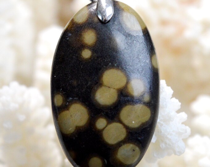 Scapolite in mica - 44 carats - natural stone cabochon pendant - India // BL37