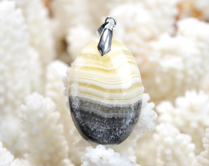 Calcite 50 carats - natural stone cabochon pendant - Mexico / EJ84