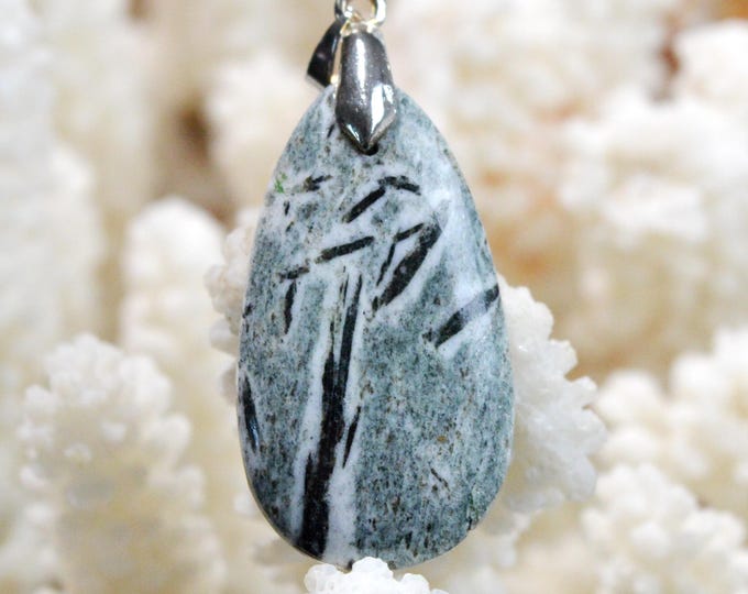 Hornblende & Almandine Garnet 35 carats - natural stone cabochon pendant - Austria / FZ17