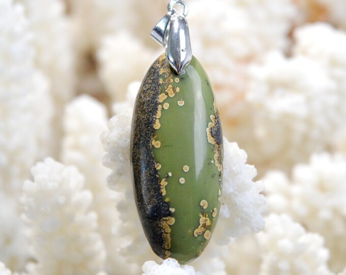 30 carat noble serpentine - natural stone cabochon pendant - Italy / FL94 - RARE
