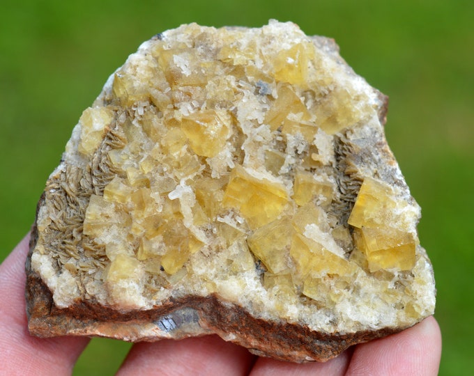 Fluorite & Siderite 220 grams - Peyrebrune, Montredon-Labessonnié, Castres, Tarn, Occitanie, France