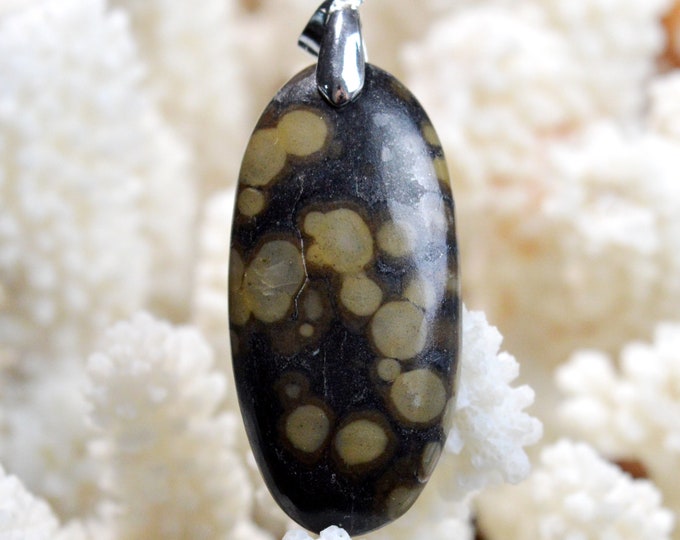 Scapolite in mica - 54 carats - natural stone cabochon pendant - India // DC51