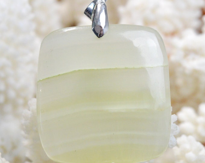 74 carat green onyx - natural stone cabochon pendant - Pakistan // DN32