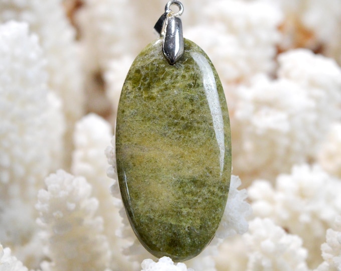 69-carat Vesuvianite - natural stone cabochon pendant - Canada / FZ2