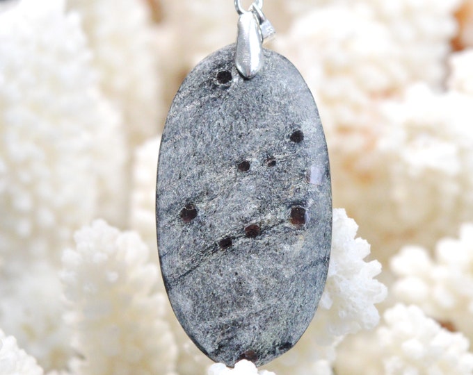 Grenat almandin & Mica schiste 28 carats - pendentif cabochon pierre naturelle - Scotland, UK // DL75
