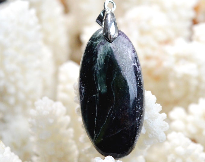 Kämmererite 48 carats - natural stone cabochon pendant - India // DT74