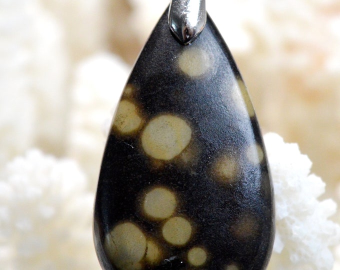 Scapolite in mica - 41 carats - natural stone cabochon pendant - India // BL48