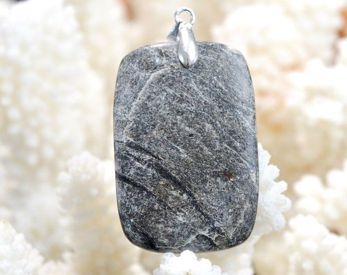 Grenat almandin & Mica schiste 51 carats - pendentif cabochon pierre naturelle - Scotland, UK // DL92