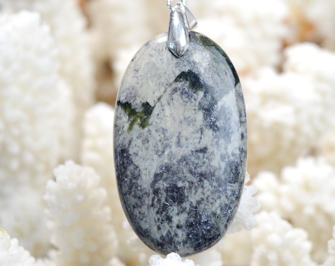 Kämmererite 66 carats - natural stone cabochon pendant - India // DW44