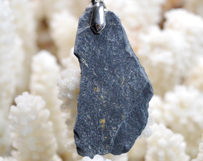 33-carat blue slate - natural stone pendant - Nozay, France // CN31
