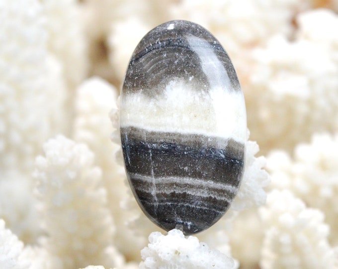 44 carat zebra calcite - natural stone cabochon pendant - Mexico / EL54