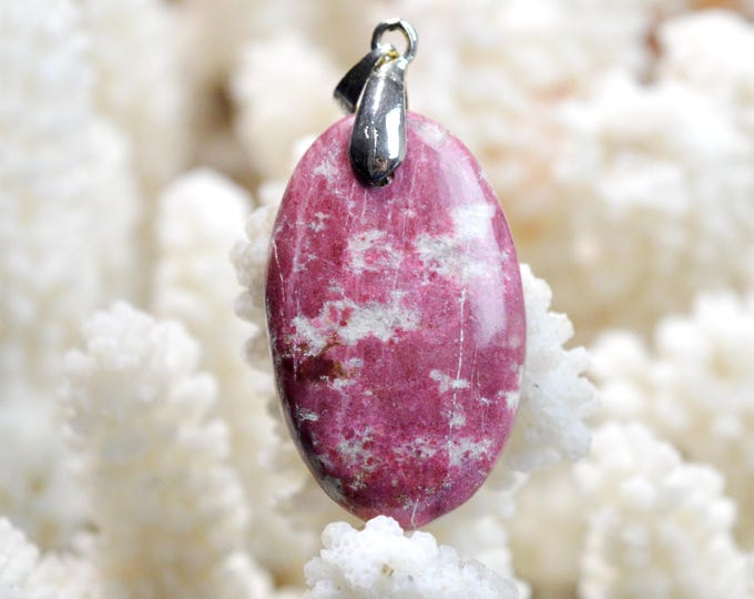 Thulite 38 carats - natural stone cabochon pendant - Norway / FQ9
