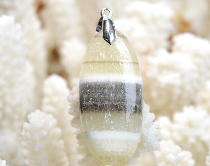 Calcite 50 carats - natural stone cabochon pendant - Mexico / EJ75