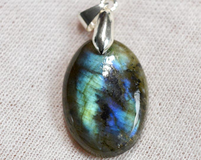 27-carat Labradorite - natural stone cabochon pendant - Madagascar / FZ29
