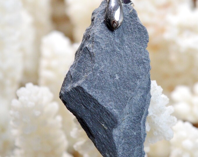 41-carat blue slate - natural stone pendant - Nozay, France // CN19