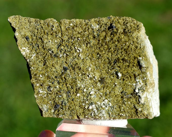 Epidote 196 grams - Le Bourg-d'Oisans, Grenoble, Isère, Auvergne-Rhône-Alpes, France