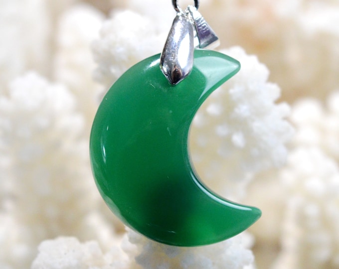 23 carat green onyx "Moon" - natural stone cabochon pendant - India // CT8