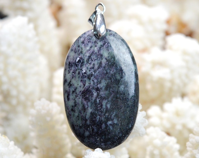 Kämmererite 84 carats - natural stone cabochon pendant - India // DT66