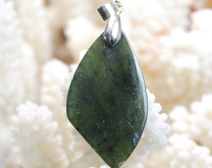 31 carat jade - natural stone cabochon pendant - Indonesia / EN27