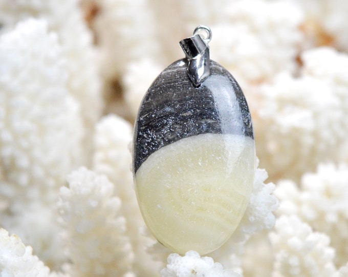 Calcite 58 carats - natural stone cabochon pendant - Mexico / EJ81