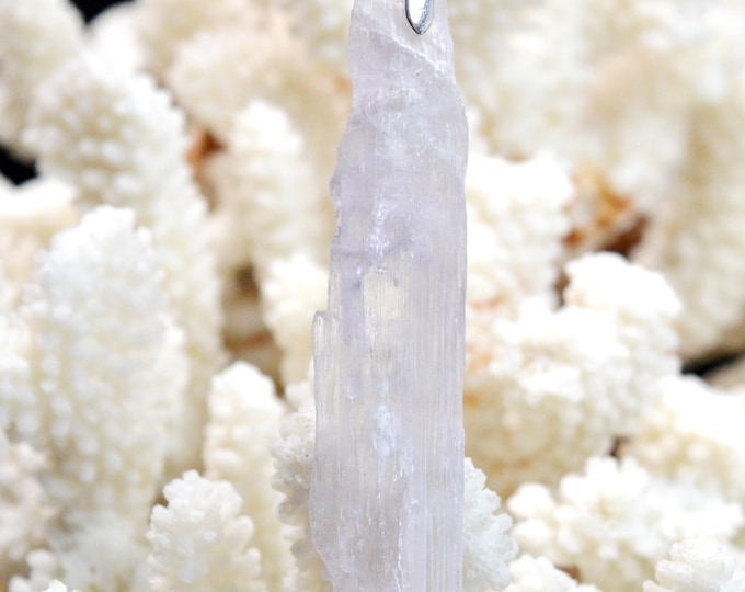 Kunzite 83 carats - natural stone pendant - Pakistan // CN84