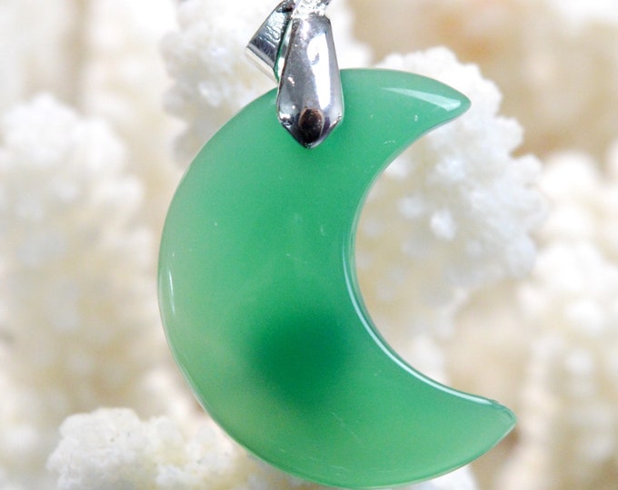 28-carat green onyx "Moon" - natural stone cabochon pendant - India // CS93