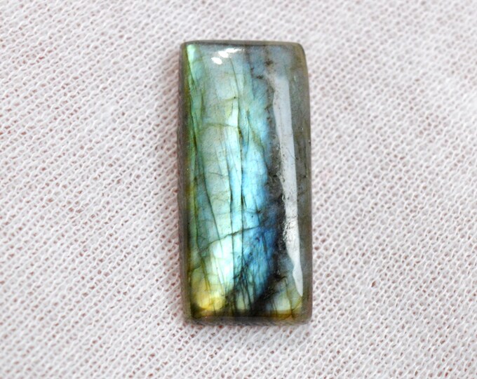 Labradorite 21 carats - natural stone cabochon - Madagascar / FJ75