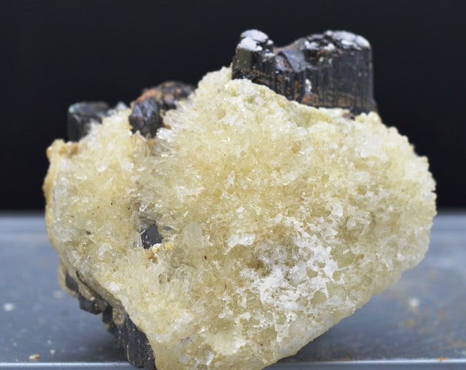 Hubnerite and quartz - 227 grams - Mondo Nuevo, La Libertad, Peru