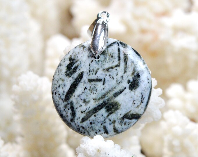 Hornblende 33 carats - natural stone cabochon pendant - Austria / EF93