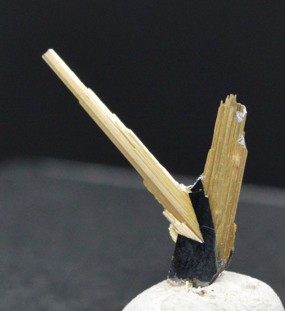 Rutile de titane titane titane 0,39 grammes - RUTILE on HEMATITE aesthetic specimen - BRAZIL 7cc68a Rutile de titane titane titane 0,39 grammes - RUTILE on HEMATITE aesthetic specimen - BRAZIL 7cc68a