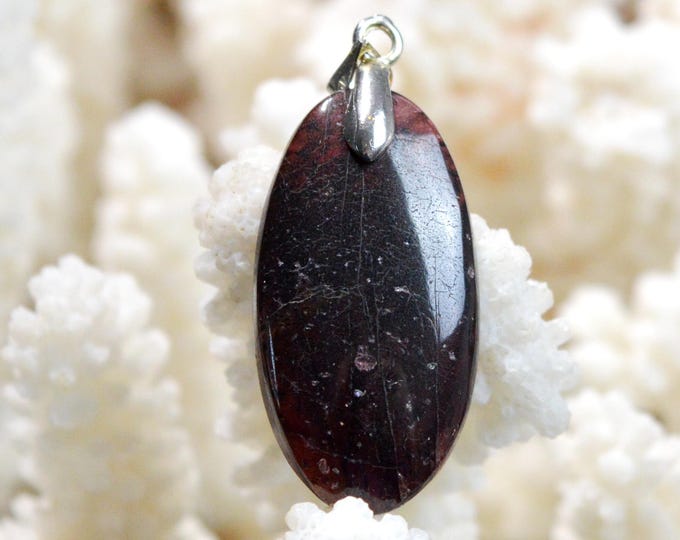 30-carat Rhodolite Garnet - natural stone cabochon pendant - Mozambique / GD5