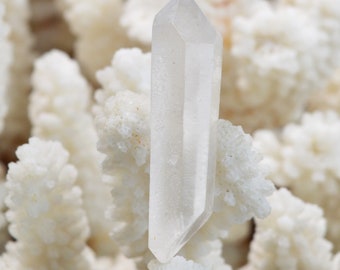 Bi-terminated quartz 9 grams - Itremo, Ambatofinandrahana, Amoron'i Mania, Madagascar
