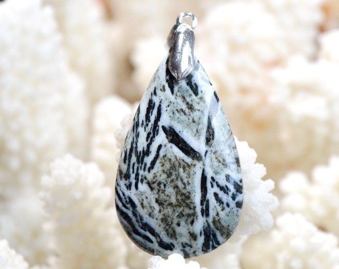 34 carat Hornblende - natural stone cabochon pendant - Austria / EF74