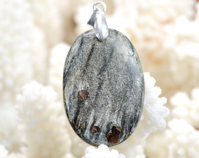 Grenat almandin & Mica schiste 35 carats - pendentif cabochon pierre naturelle - Scotland, UK // DL86